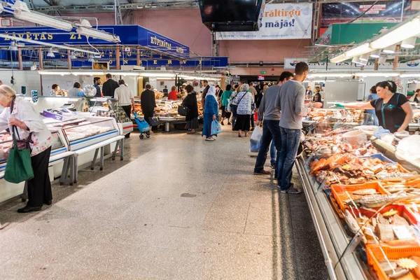 Riga, Letonya - 19 Ağustos 2016: Riga Merkez iç pazar, Letonya