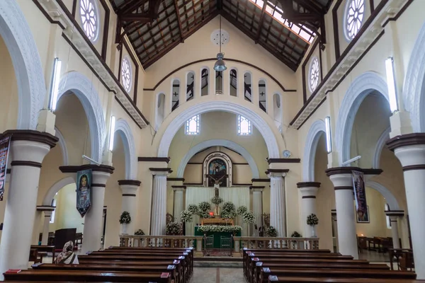 Nuwara Eliya, Sri Lanka - 16 Temmuz 2016: iç St Xavier's Roma Katolik Kilisesi Nuwara Eliya şehirdeki.