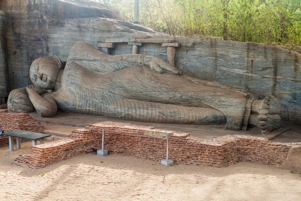 斯里兰卡波隆纳鲁沃古城维哈拉石寺斜倚佛雕像 — 图库照片