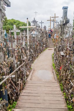 Siauliai, Litvanya - 18 Ağustos 2016: Hill, haçlar, hac sitesi Kuzey Litvanya'daki