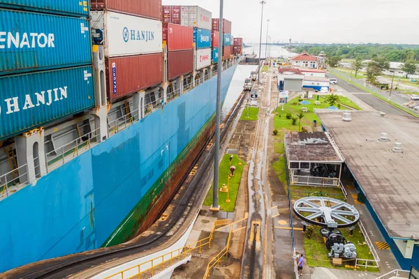 Gatun, Panama - 29 Mayıs 2016: konteyner gemisi Gatun kilitler ve Panama Kanalı bir parçası geçiyor