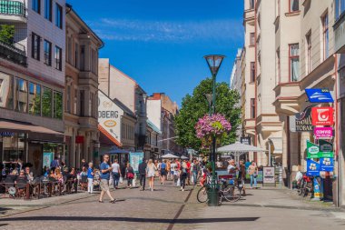 Malmo, Siiweden - 27 Ağustos 2016: Sodra Forstadsgatan yayalara Malmo, İsveç'te insanlar yürü.