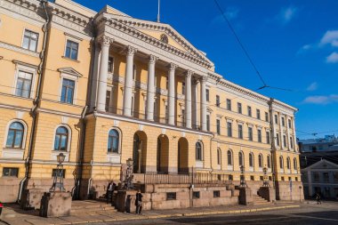 Helsinki, Finlandiya - 24 Ağustos 2016: Sütunlu hükümet Sarayı Helsinki Senato Meydanı üzerinde sarı renkli