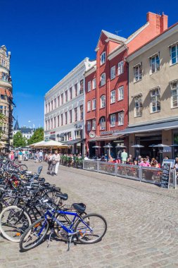 Malmö, İsveç - 27 Ağustos 2016: Lilla Torg Meydanı Malmo İsveç'in eski binalar.