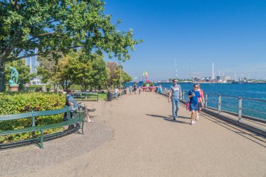 Copenhagen, Danimarka - 26 Ağustos 2016: İnsanlar yürümek bir sahil mesire yakınındaki küçük denizkızı heykeli Kopenhag, Danimarka