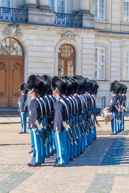 Copenhagen, Danimarka - 26 Ağustos 2016: muhafız Amalienborg Palace Square Kopenhag, Danimarka, değiştirme