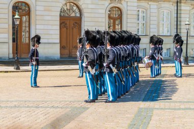 Copenhagen, Danimarka - 26 Ağustos 2016: muhafız Amalienborg Palace Square Kopenhag, Danimarka, değiştirme