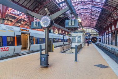 Copenhagen, Danimarka - 26 Ağustos 2016: Platform, Kopenhag Merkez İstasyonu, Ana Tren İstasyonu, Kopenhag, Danimarka.