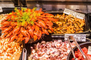 Vanha kauppahalli (Eski Pazar Binası) Helsinki, Finlandiya'da içinde taze deniz ürünleri