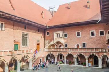 Krakow, Polonya - 3 Eylül 2016: Krakow Jagellonian üniversitede Collegium Maius (büyük kolej) avlusunda insanlar ziyaret.