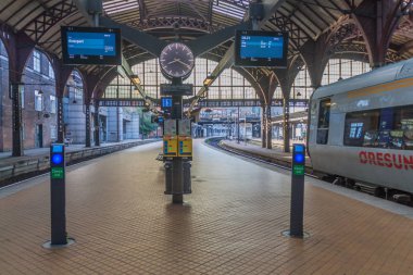 Copenhagen, Danimarka - 26 Ağustos 2016: Platform, Kopenhag Merkez İstasyonu, Ana Tren İstasyonu, Kopenhag, Danimarka.