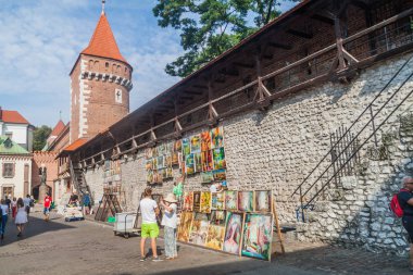 Krakow, Polonya - 3 Eylül 2016: Street sanatçılar işlerini sur duvarı Krakow yakınındaki satmak.