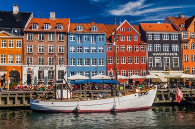 Copenhagen, Danimarka - 26 Ağustos 2016: Nyhavn ilçe ve tekne Kopenhag, Danimarka