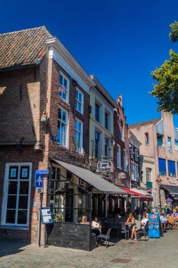 Den Bosch, Hollanda - 30 Ağustos 2016: Tarihi evleri ve açık hava kafe Den Bosch, Hollanda
