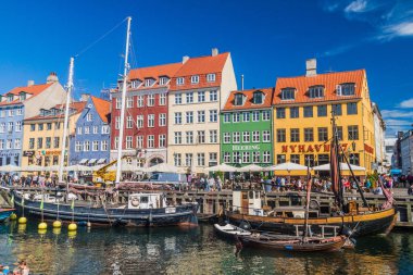 Copenhagen, Danimarka - 26 Ağustos 2016: Nyhavn ilçe ve tekne Kopenhag, Danimarka
