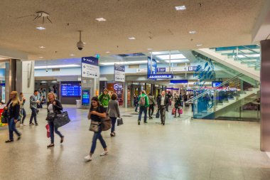 Krakow, Polonya - 4 Eylül 2016: Krakow Joseph, Ana Tren İstasyonu, Krakow, Polonya insanlar geçmesine