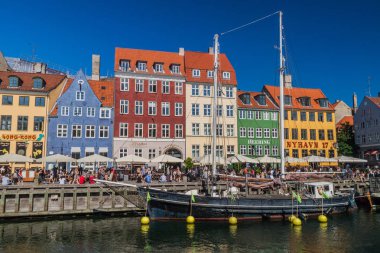 Copenhagen, Danimarka - 26 Ağustos 2016: Nyhavn ilçe ve tekne Kopenhag, Danimarka
