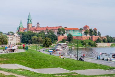 Krakow, Polonya - 4 Eylül 2016: İnsanlar, Krakow, Polonya Wawel Kalesi önünde Vistula Nehri boyunca yürümek