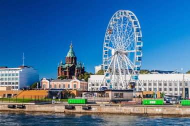 Helsinki, Finlandiya - 24 Ağustos 2016: Finnair Skywheel Helsinki, görünümü. Uspenski Katedrali'ne görünür çok.