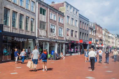 Eindhoven, Hollanda - 29 Ağustos 2016: İnsanlar yürüyüş, yaya cadde olarak merkezi Eindhoven, Hollanda.