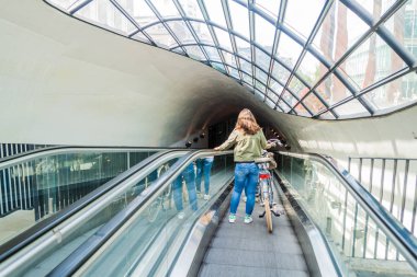 Eindhoven, Hollanda - 29 Ağustos 2016: Bir yeraltı Bisiklet Park 18 Septemberplein Meydanı, Eindhoven giriş.