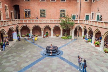 Krakow, Polonya - 3 Eylül 2016: Krakow Jagellonian üniversitede Collegium Maius (büyük kolej) avlusunda insanlar ziyaret.