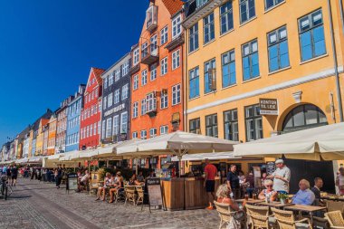 Copenhagen, Danimarka - 26 Ağustos 2016: İnsanlar oturup restoran ve kafelerde bölgesi Nyhavn Kopenhag, Danimarka