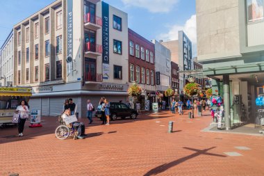 Eindhoven, Hollanda - 29 Ağustos 2016: İnsanlar yürüyüş, yaya cadde olarak merkezi Eindhoven, Hollanda.