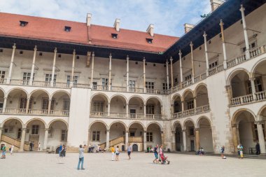 Krakow, Polonya - 3 Eylül 2016: Turist bir avlu Wawel Kalesi, Krakow, Polonya ziyaret edin
