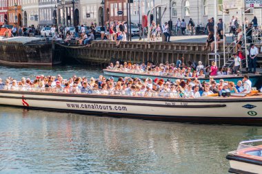Copenhagen, Danimarka - 26 Ağustos 2016: Tekne Nyhavn bölgesinde Kopenhag, Danimarka, turist