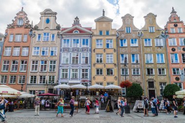 Gdansk, Polonya - 31 Ağustos 2016: İnsanlar yürüyüş boyunca, Gdansk, Polonya Dlugi Targ Square'de tarihi evleri