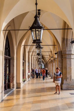 Krakow, Polonya - 3 Eylül 2016: Krakow, Polonya pazar meydanında Cloth Hall, kemer