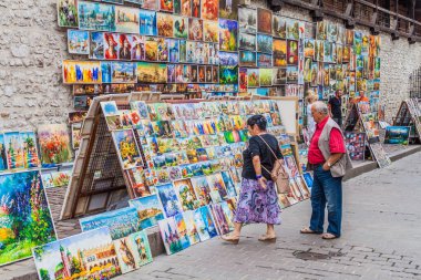 Krakow, Polonya - 3 Eylül 2016: İnsanlar sur duvarı Krakow, sanatçıların eserlerini hayran.