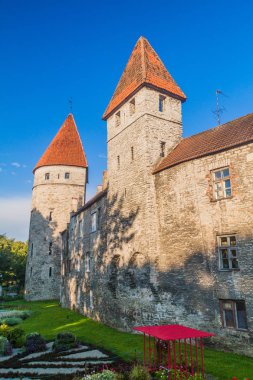 Towers adlı sur duvarları eski town Tallinn, Estonya