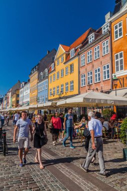 Copenhagen, Danimarka - 26 Ağustos 2016: İnsanlar yürüyüş Nyhavn bölgesinde Kopenhag, Danimarka