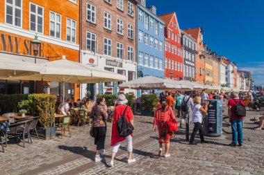 Copenhagen, Danimarka - 26 Ağustos 2016: İnsanlar yürüyüş Nyhavn bölgesinde Kopenhag, Danimarka