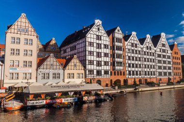 Gdansk, Polonya - 31 Ağustos 2016: Eski tahıl ambarları Motlawa nehir Gdansk, Polonya için astar.