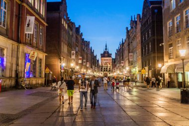 Gdansk, Polonya - 1 Eylül 2016: Akşam görünümünü uzun (Dluga) boyunca insanlar yürüyüş sokak Gdansk, Polonya