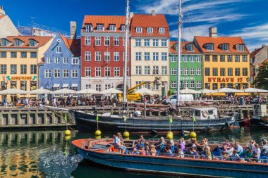 Copenhagen, Danimarka - 26 Ağustos 2016: Nyhavn ilçe ve tekne Kopenhag, Danimarka