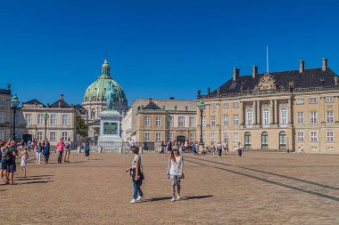 Copenhagen, Danimarka - 26 Ağustos 2016: Amalienborg Palace Square Kopenhag, Danimarka, görünüm