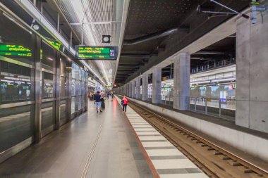Malmö, İsveç - 27 Ağustos 2016: Platform Merkez Tren İstasyonu Malmo, İsveç