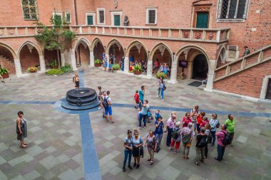 Krakow, Polonya - 3 Eylül 2016: Krakow Jagellonian üniversitede Collegium Maius (büyük kolej) avlusunda insanlar ziyaret.