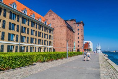 Copenhagen, Danimarka - 26 Ağustos 2016: İnsanlar Langelinie sahil mesire Kopenhag, Danimarka