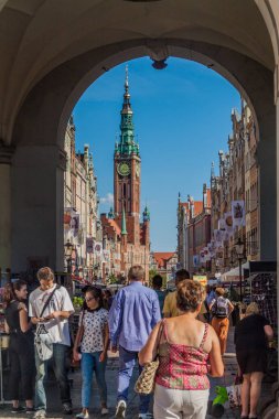 Gdansk, Polonya - 1 Eylül 2016: Gdansk, Polonya için Golden Gate aracılığıyla uzun görünümü (Dluga) sokak