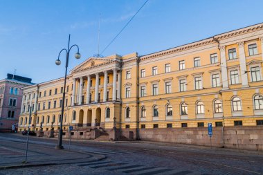 Sarı renkli sütunlu hükümet Sarayı, Helsinki Senato Meydanı