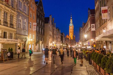 Gdansk, Polonya - 1 Eylül 2016: Akşam görünümünü uzun (Dluga) boyunca insanlar yürüyüş sokak Gdansk, Polonya. Belediye Binası kule görünür.
