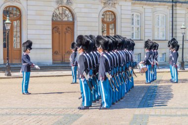 Copenhagen, Danimarka - 26 Ağustos 2016: muhafız Amalienborg Palace Square Kopenhag, Danimarka, değiştirme