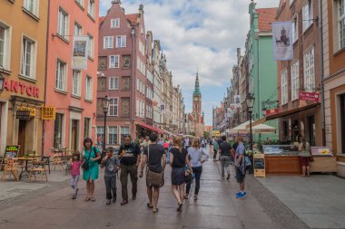 Gdansk, Polonya - 31 Ağustos 2016: İnsanlar yürüyüş boyunca uzun (Dluga) sokak Gdansk, Polonya