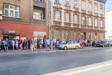 Krakow, Polonya - 4 Eylül 2016: Bir sırasında insanlar bekle bir dondurma, Lody na Starowislnej, ünlü dondurma yer Krakow, Polonya.