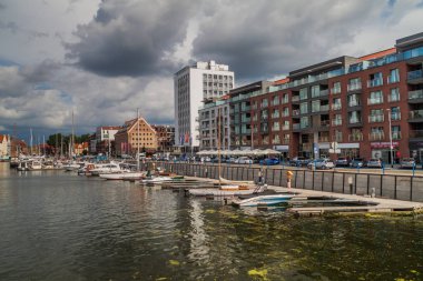 Gdansk, Polonya - 2 Eylül 2016: Gdansk, Polonya Motlawa Nehri üzerinde bir bağlantı noktası, yatlar.